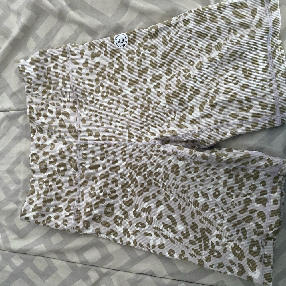 Size Meduim CREAM YOGO BIKERSHORTS